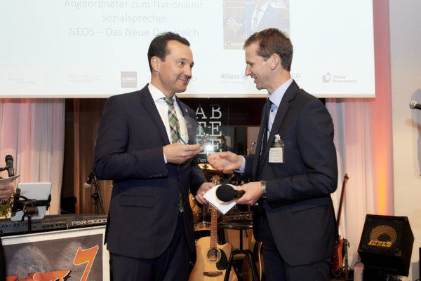 Mag. Gerald Loacker nahm voller Freude den Preis entgegen.