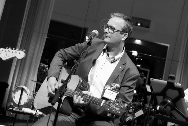 Wolfgang Weisz mit seiner Westerngitarre