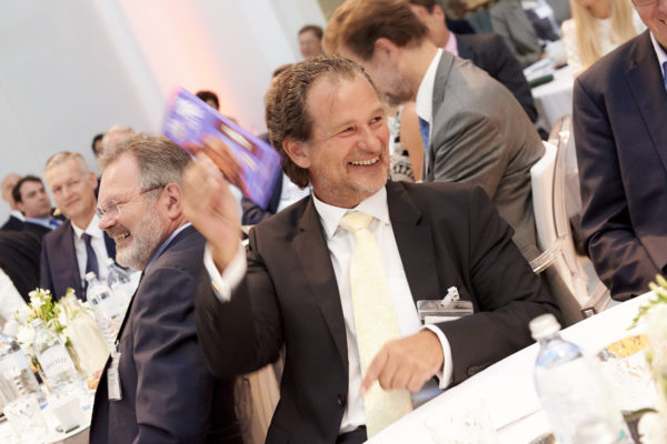 Mag. Martin Vörös bekam von Barbara Bertolini seine Lieblingsschokolade geschenkt - Milka Noisette