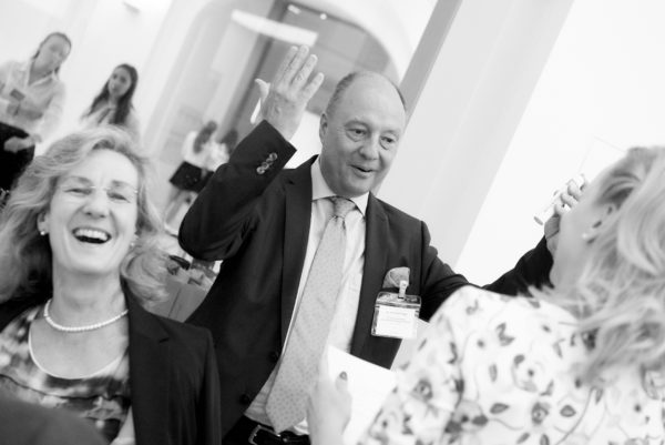 Zigarren-Liebhaber Dr. Christoph Degen freute sich offensichtlich über die kubanische "Hoyo de Monterrey" 