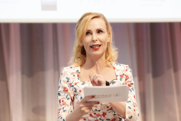 Barbara Bertolini liest das eigens  geschriebene Gedicht für Bernd Raffelhüschen vor