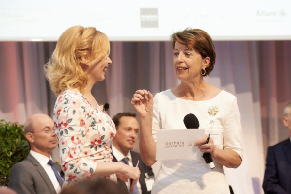 Barbara Bertolini mit Karin Keglevich-Lauringer beim Small-Talk im Zuge der Anmoderation