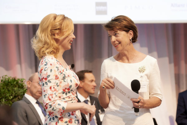 Mag. Karin Keglevich-Lauringer erzählt, wie sie als Jugendliche Kriminalgeschichten über das Röhrenradio gehört hat.