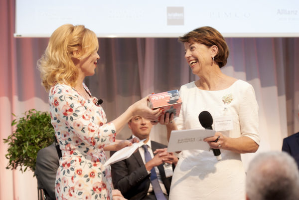 Barbara Bertolini schenkt Karin Keglevich-Lauringer eine CD-Sammlung von den beliebtesten Kriminalgeschichten der 1950er, 1960er und 1970er Jahre.