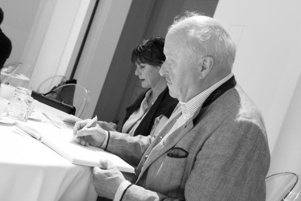 Konrad Adenauer trägt ins Gästebuch ein