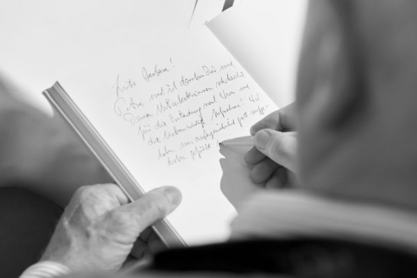 Konrad Adenauer trägt ins Gästebuch von Barbara Bertolini ein