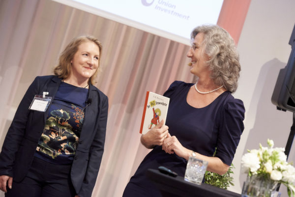 Petra Träg bekam von Barbara Bertolini das Buch der "Anti-Struwwelpeter"