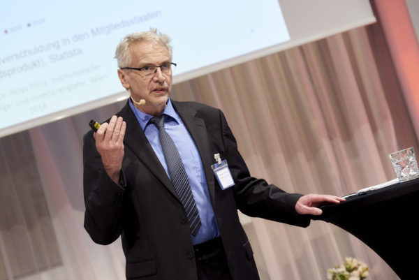 Univ.-Prof. Dr. Aloys Prinz bei seinem Vortrag: "Was tun mit den Staatsschulden in der Eurozone?"