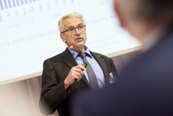 Univ.-Prof. Dr. Aloys Prinz bei seinem Vortrag: "Was tun mit den Staatsschulden in der Eurozone?"