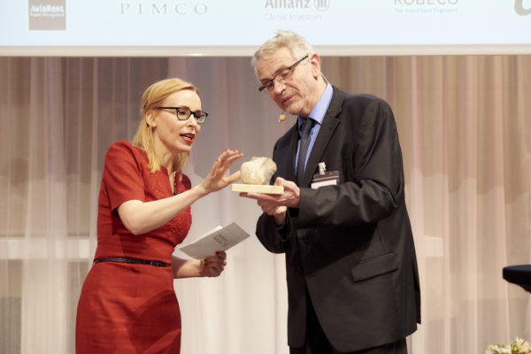 Barbara Bertolini schenkte Univ.-Prof. Dr. Aloys Prinz ein 170 Jahre altes Werkstück vom Wiener Stephansdom