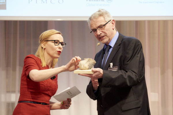 Barbara Bertolini schenkte Univ.-Prof. Dr. Aloys Prinz ein 170 Jahre altes Werkstück vom Wiener Stephansdom