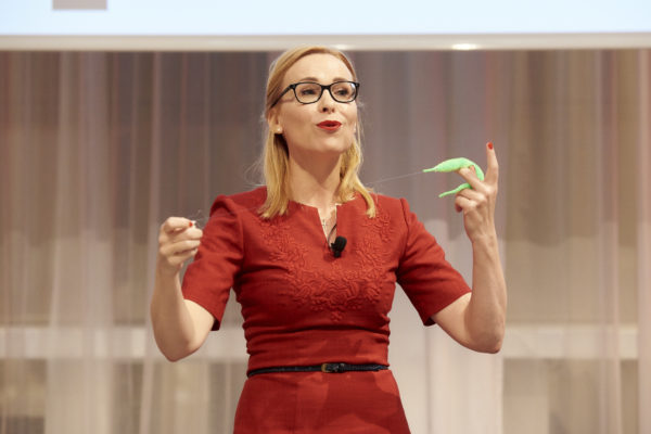 Barbara Bertolini während der Anmoderation: "Meine Damen und Herren, wissen Sie was das ist? Ein Wurm! ...