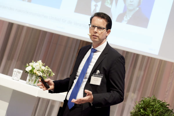 Dirk Homberg bei seinem Vortrag "Chancen und Herausforderungen von Alternativen Investmentlösungen"