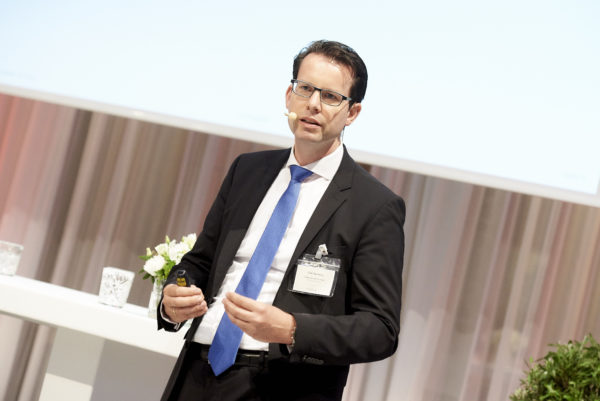 Dirk Homberg bei seinem Vortrag "Chancen und Herausforderungen von Alternativen Investmentlösungen"