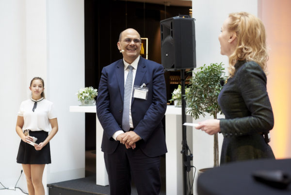 Barbara Bertolini mit Portfolio Manager Frank Schwarz von Mainfirst bei der Anmoderation