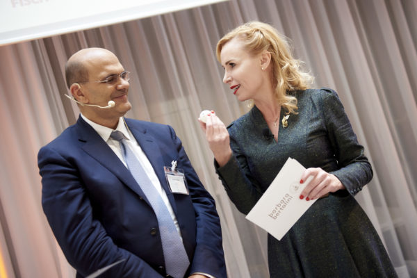 Der Hobby-Tischtennisspieler Frank Schwarz bekam von Barbara Bertolini einen signierten Tischtennisball von Stefan FegerlTischt