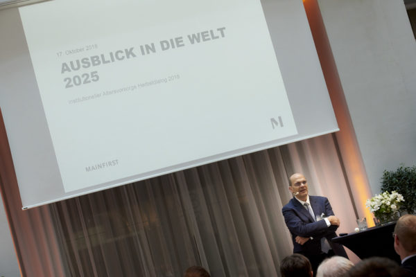 Frank Schwarz bei seinem Vortrag: "Die Weltwirtschaft im Jahr 2025"