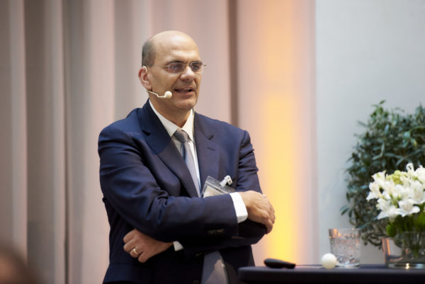 Frank Schwarz bei seinem Vortrag: "Die Weltwirtschaft im Jahr 2025"