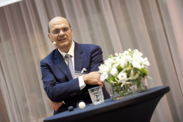 Frank Schwarz bei seinem Vortrag: "Die Weltwirtschaft im Jahr 2025"