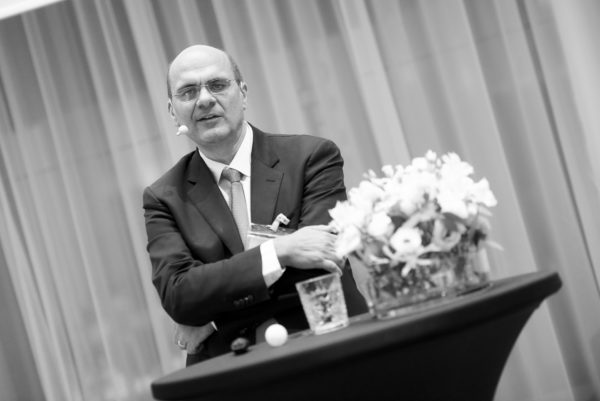 Frank Schwarz bei seinem Vortrag: "Die Weltwirtschaft im Jahr 2025"