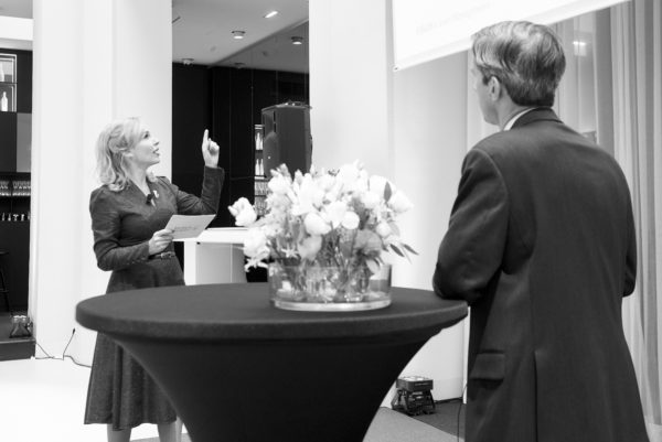 Barbara Bertolini mit Kyle Kloc, Senior Portfolio Manager von Fisch Asset Management im Zuge der Anmoderation