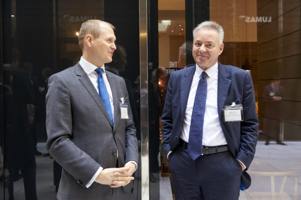 Timon Virgens, Leiter Vertrieb - Asset Management, H&A Global Investment Management im Gespräch mit Martin Koch, Policy Officer, Europäische Kommission, Brüssel