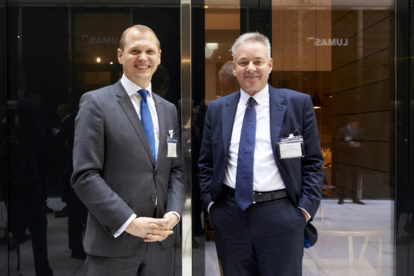 Timon Virgens, Leiter Vertrieb - Asset Management, H&A Global Investment Management und Martin Koch, Policy Officer, Europäische Kommission, Brüssel