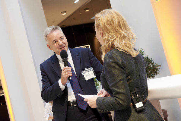 Martin Koch von der EU-Kommission im Gespräch mit Barbara Bertolini