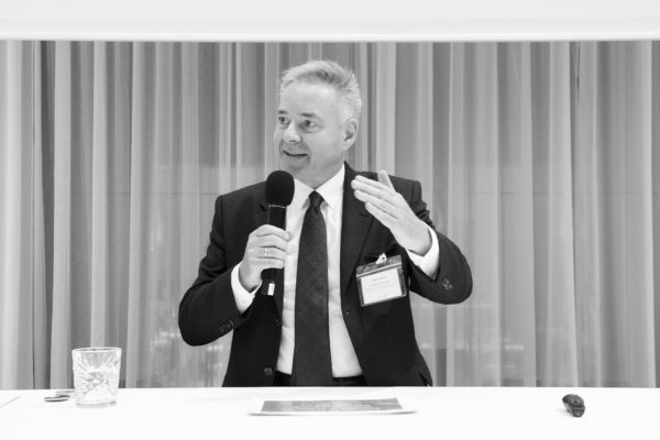 Martin Koch, Policy Officer, EU-Kommission, Brüssel bei seinem Vortrag: "Der Aktionsplan der EU-Kommission zur Finanzierung nachhaltiger Investitionen"