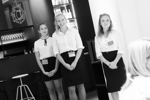 Ella Hatadi, Antonia Czeitschner und Judith Schneider halfen tatkräftig beim Institutionellen Altersvorsorge Herbstdialog 2018 mit