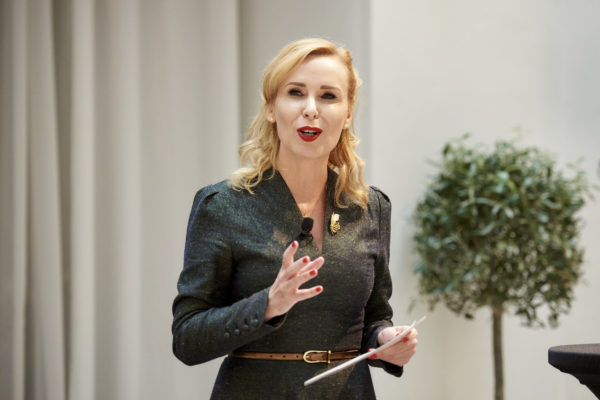 Barbara Bertolini bei der Begrüßung des dritten Institutionellen Altersvorsorge Herbstdialoges