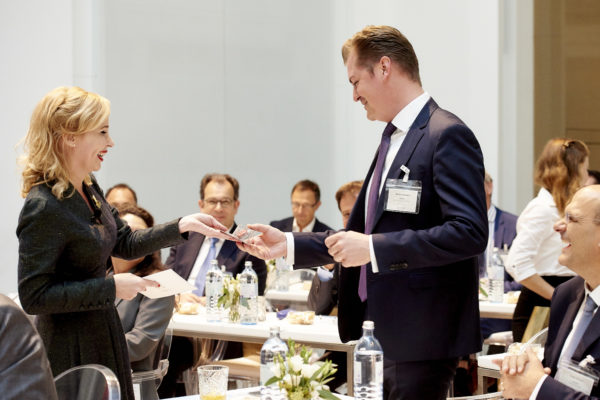 Barbara Bertolini im Zuge der Begrüßung mit Marco Seminerio, Mainfirst