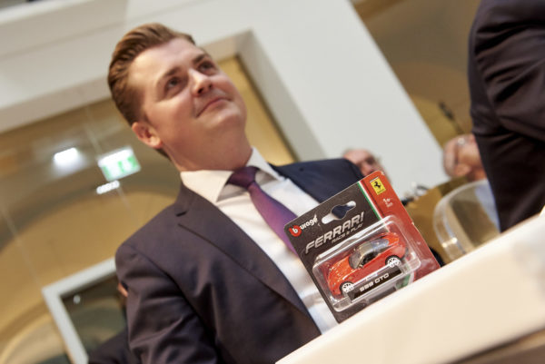 Marco Seminerio mit seinem roten Ferrari