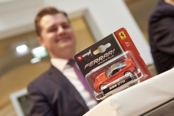 Marco Seminerio mit seinem roten Ferrari