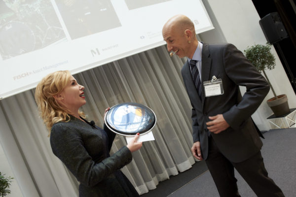 Univ. Prof. Dr. Martin Kocher, IHS-Institut bekam von Barbara Bertolini ein original signiertes Drumhead und somit ein Unikat von Kiss-Schlagzeuger Eric Singer