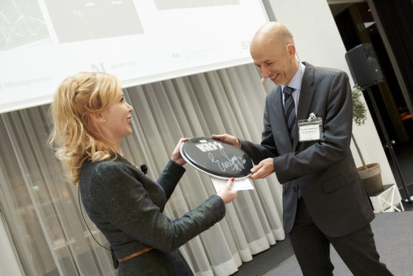 Univ. Prof. Dr. Martin Kocher, IHS-Institut bekam von Barbara Bertolini ein original signiertes Drumhead und somit ein Unikat von Kiss-Schlagzeuger Eric Singer