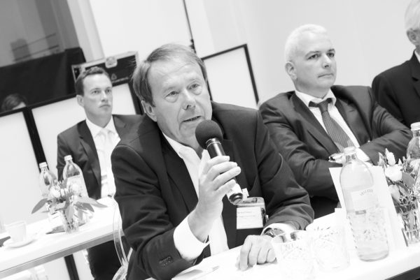 KR Karl Timmel von der VBV-Gruppe bringt sich in die Diskussion ein