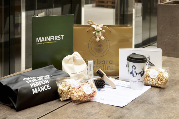 Das Goodie-Bag 2018: Schuhputz-Set von Fisch Asset Management, Waterbag von Mainfirst, nachhaltiger Porzellan-Kaffeebecher "to go" von H&A Global Asset Management und für die Verspielten ein Plüsch-Elch vom Schwedischen Asset Manager SEB