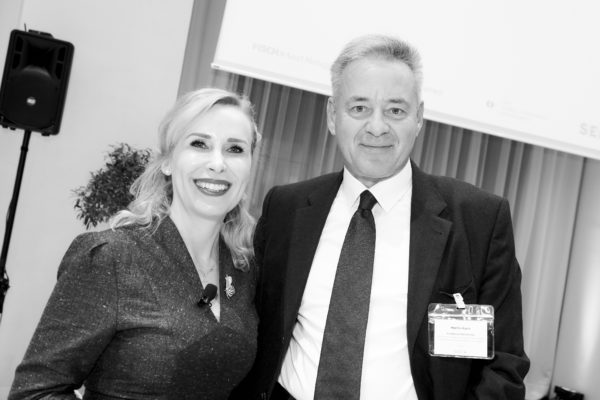 Barbara Bertolini mit Martin Kocher, Policy Officer (FISMA), EU-Kommission, Brüssel