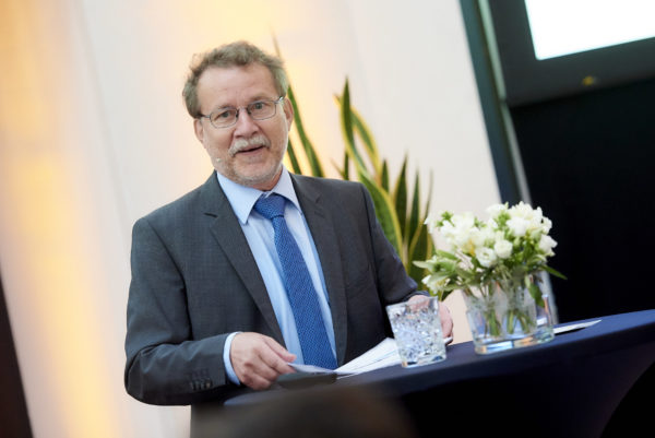 Prof. Dr. Axel Börsch-Supan beim Eröffnungsvortrag: "Bevölkerungsalterung und Digitalisierung: Ein tödlicher Mix für Old Europe?"