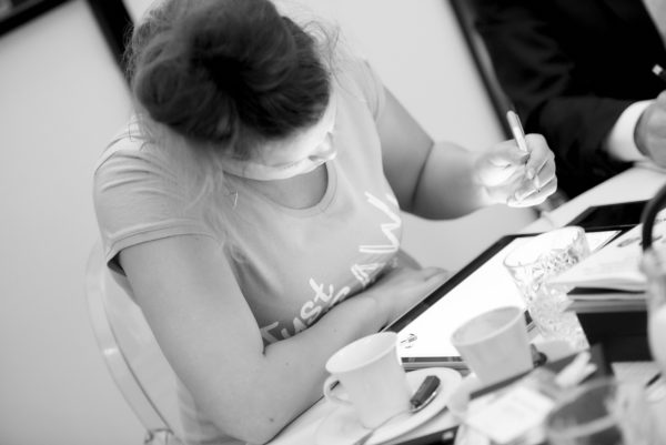 Jedes Jahr ein Highlight für sich: Miriam Jachs von Graphic Recording stellt Sprecher, Zusammenhänge und Stimmungen grafisch dar, die auf einer zweiten Leinwand in Echtzeit übertragen werden