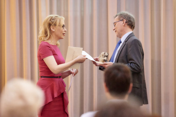 Barbara Bertolini schenkt Prof. Dr. Axel Börsch-Supan ein über 170 Jahre altes Fragment und Unikat vom Wiener Stephansdom