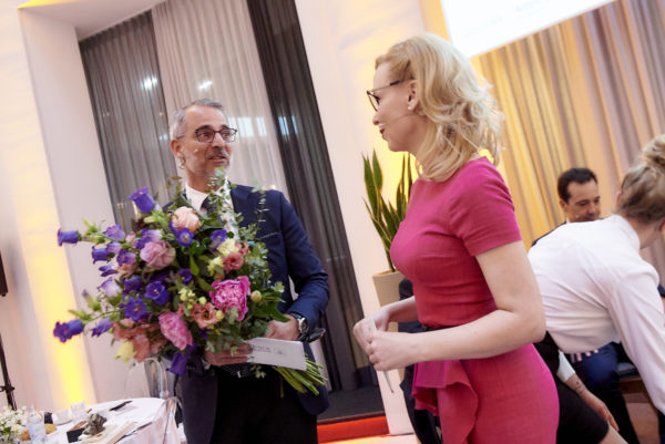 Mag. Thomas Wondrak bedankt sich bei Barbara Bertolini für die gute Zusammenarbeit