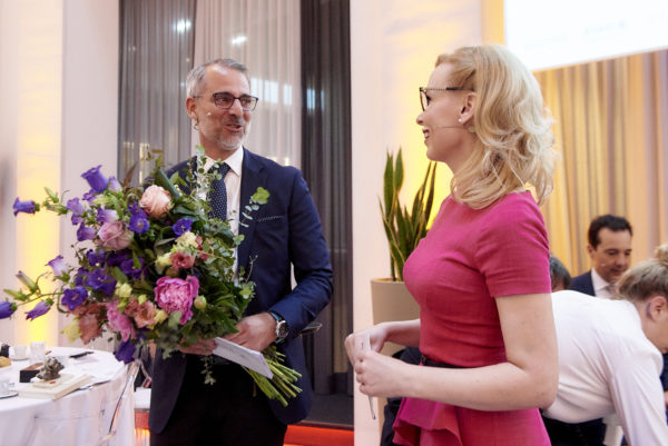 Mag. Thomas Wondrak bedankt sich bei Barbara Bertolini für die gute Zusammenarbeit