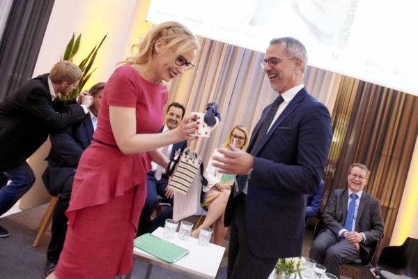 Barbara Bertolini und Mag. Thomas Wondrak bei der Anmoderation: Ein Hundehalstuch für seinen Hund "Ludwig" passend zur Krawatte