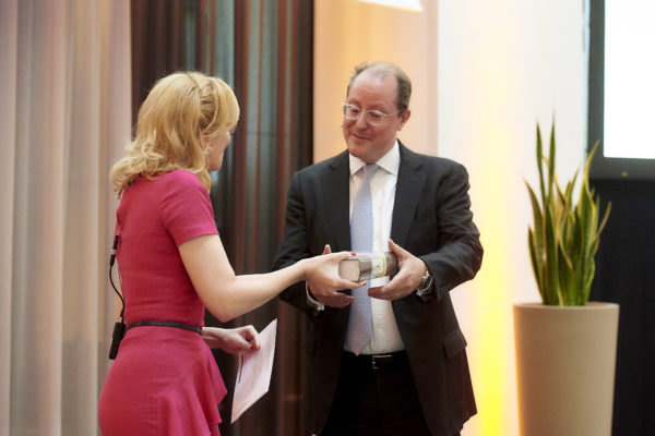 Barbara Bertolini bei der Anmoderation mit Alex von Sponeck, Golding Capital Partners