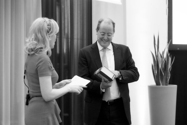 Reisefreund und Abenteurer Alex von Sponeck erhält von Barbara Bertolini dden Fachbuch-Spiegel-Bestseller "1000 Places to be before you die"