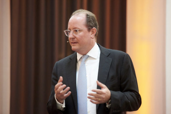 Alex von Sponeck bei seinem Vortrag: Impact Investing in Emerging Markets - Marktrendite und UN-Nachhaltigkeitsziele (SDGs) realisieren