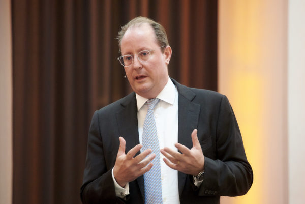 Alex von Sponeck bei seinem Vortrag: Impact Investing in Emerging Markets - Marktrendite und UN-Nachhaltigkeitsziele (SDGs) realisieren