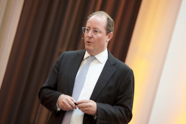 Alex von Sponeck bei seinem Vortrag: Impact Investing in Emerging Markets - Marktrendite und UN-Nachhaltigkeitsziele (SDGs) realisieren